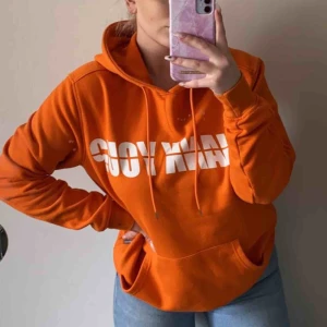  - Suuuperfin knappt använd Hoodie från carlings. Modernt tryck och verkligen skönt material.  Frakt tillkommer om man inte kan mötas upp kring Staffanstorp 😊