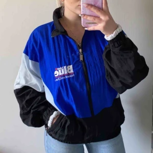  - Skitsnygg vintage vindjacka i storlek L. Superfräsh som knäppt oversize men även casual öppen.  Fint skick och inga synliga fläckar. Sparsamt använd. Frakt tillkommer eller mötas kring Staffanstorp 😊