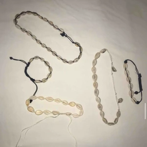  - Smycken med snäckor har både armband, fotlänkar och halsband som passar superbra till sommarn❤️ Armband 60kr Fotlänkar 70kr Halsband 80kr