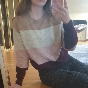 Stickad tröja från H&M - Jätteskön trefärgad stickad tröja från H&M. Den är rätt stretching så skulle kunna passa från XS-M