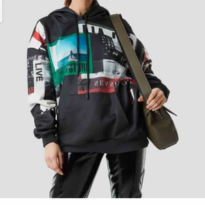 Hoodie - As ball hoodie från NAKD 🦖🦖 En aning nopprig är den men det går lätt bort med en rakhyvel om man så vill 🌼 Priset kan diskuteras 