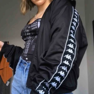  - En svart kofta från kappa med dragkedja. Kan stylas på olika sätt, även användas vid olika tilfällen. Alltifrån sportigt till casual.