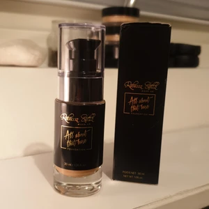 All about that base  - En foundation från märket "Rebecca Stella". Passar en med medium hudton med en rosa underton. Endast testad!