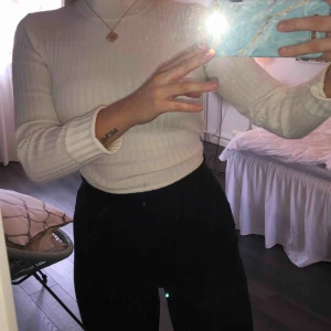  - Helt ny ribbad topp ifrån NAKD, sitter jätte fint (som en S/M) men kommer inte komma till användning! Har en rosett bak som man kan knyta hur man vill