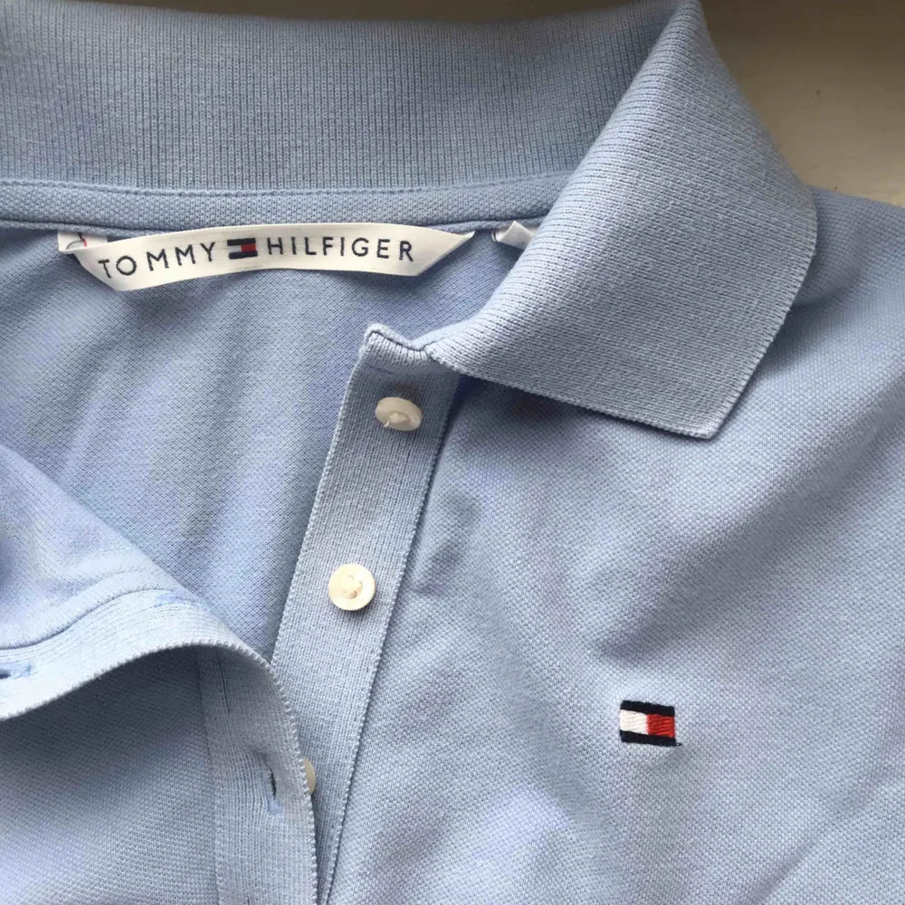 Tommy Hilfiger polo shirt in light blue. Size M, hasn’t been worn much. I take swish💘. Skjortor.