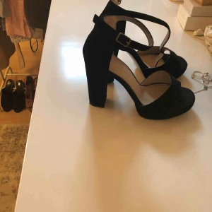  - Använda några fåtal gånger! Super snygga klackar! 