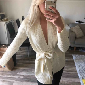  - Kofta i perfekt skick, passar till allt och jättefin till sommaren 💛 50 kr frakt