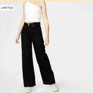  - Helt nya byxor från junkyard som jag endast provat en gång men behöver sälja då de ej passade mig:( köparen står för frakt❤️