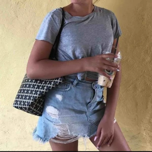  - Jätte fin sliten jeans kjol från hollister, sitter skönt och perfekt till sommaren☀️🌸 kan mötas up annars står köparen för frakten!(den är storlek s/xs) 