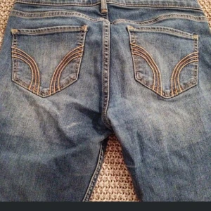  - Jeans ifrån Hollister. Sparsamt använda. Storlek 27/29. Köparen står för frakten. 