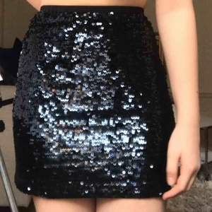  - Glittrig kjol från Lindex 