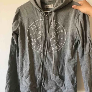  - Superfin grå munktröja som är i bra kvalité från Hollister! Strl XS men passar även S, samfraktar gärna! Kolla in mina annonser för plagg mellan 10-100kr. Frakt tillkommer💗⚡️ 