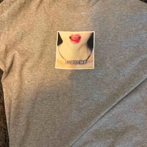  - Skitfet supreme tee i storlek M, har tyvärr inte användning av den längre så jag tänkte sälja den. Jag köpte den av @kaspersheat på instagram för ca 2 år sen 💫