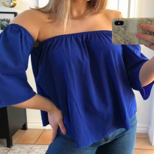  - Säljer denna superfina blå toppen som dessutom är oanvänd! Perfekt nu till våren / sommaren då den är väldigt skön och är i en super snygg färg! Storlek XS!!