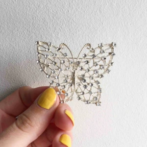 Brosch - Silvrig fjärilsbrosch🦋 Skriv till mig vid intresse eller om du har några frågor☀️ Fraktkostnad tillkommer!  
