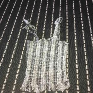  - linne som man kan knytas upp vid banden köpts från hm använd några gånger den är i jätte bra skicka och den stretchar ut jätte mycket.frakt ingår ej