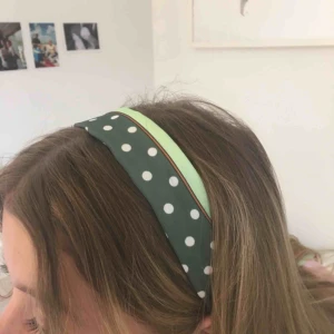  - Säljer detta söta hårband/sjal i silkigt material som är gjord för att ha i håret! Superlätt att göra frisyrer med och bra längd. Den är ca 100x8 cm. Frakt ingår! OBS!! Har också en leopardmönstrad så skriv privat för bild på den!!