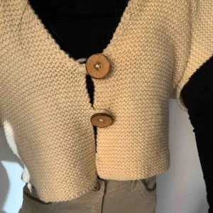 Trendig cardigan!! - Stickad kortärmad ”cardigan”, aldrig använd! 