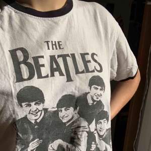 Mycket snygg Beatles-tröja, passar alla storlekar beroende på önskad passform. Köparen står för frakten  