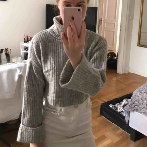  - Stickad tröja från BikBok. Cropad. Storlek S.