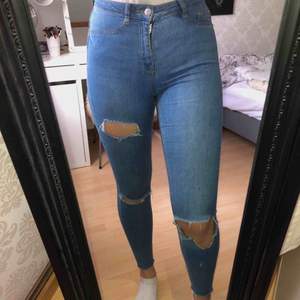 Modell: MOLLY S (högmidjade)  Säljer dessa jättefina blåa slitna jeans från Ginatricot! Bra skick, använda ett tag men absolut inget fel på de! Slitningarna är fabriksgjorda (alltså inte DIY)  Priset kan diskuteras!💕  
