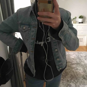  - Skitsnygg jeansjacka köpt på myrorna för ett år sedan, aldrig använd bara tvättad och sedan har den hängt i garderoben. Den är för liten för mig därför har den inte kommit till användning. Av märket Rocky, frakt tillkommer  