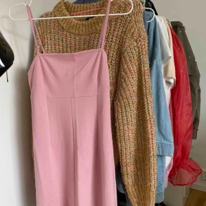  - Köparen står för frakten, kan mötas upp i Borås🌸 •fin sommar/vår klänning!!💕 •rosa klänning ifrån Nellys egna märke •ursprungspris 269kr •endast använd en gång!! Kontakta mig för fler bilder!!