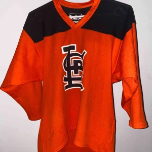  - Orange sport tröja som är oanvänd☺️Frakten inräknad i priset. Materialet är tunt. Om ni har frågor hör av er bara😊 Betalning via swish 💕