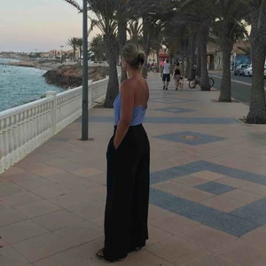  - Fantastiskt linne i bra skick. Ljusblått. Använt två gånger. Älskar det men har för mycket liknande linnen. Jag är storlek 36/38 eller S/M. Köparen står för frakt. Inga prutningar tack! 