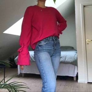  - Snygg rosa tjocktröja från NA-KD med knytning i ärmarna. Dessa kan man justera o knyta hur man vill! Den är liksom lite oversized så den passar egentligen på XS-L, men jag är S och såhär sitter den på mig! Värmer men ändå luftig! Köpare står för frakt☺️