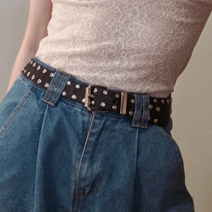 Läderbälte - Skärp i äkta skinn med nitar. Såå snyggt men förtjänar att användas oftare ⛓️ midjemått från innersta till yttersta hål: 63-75 cm.  Mötes upp på Södermalm annars tillkommer frakt på 44 kronor. 