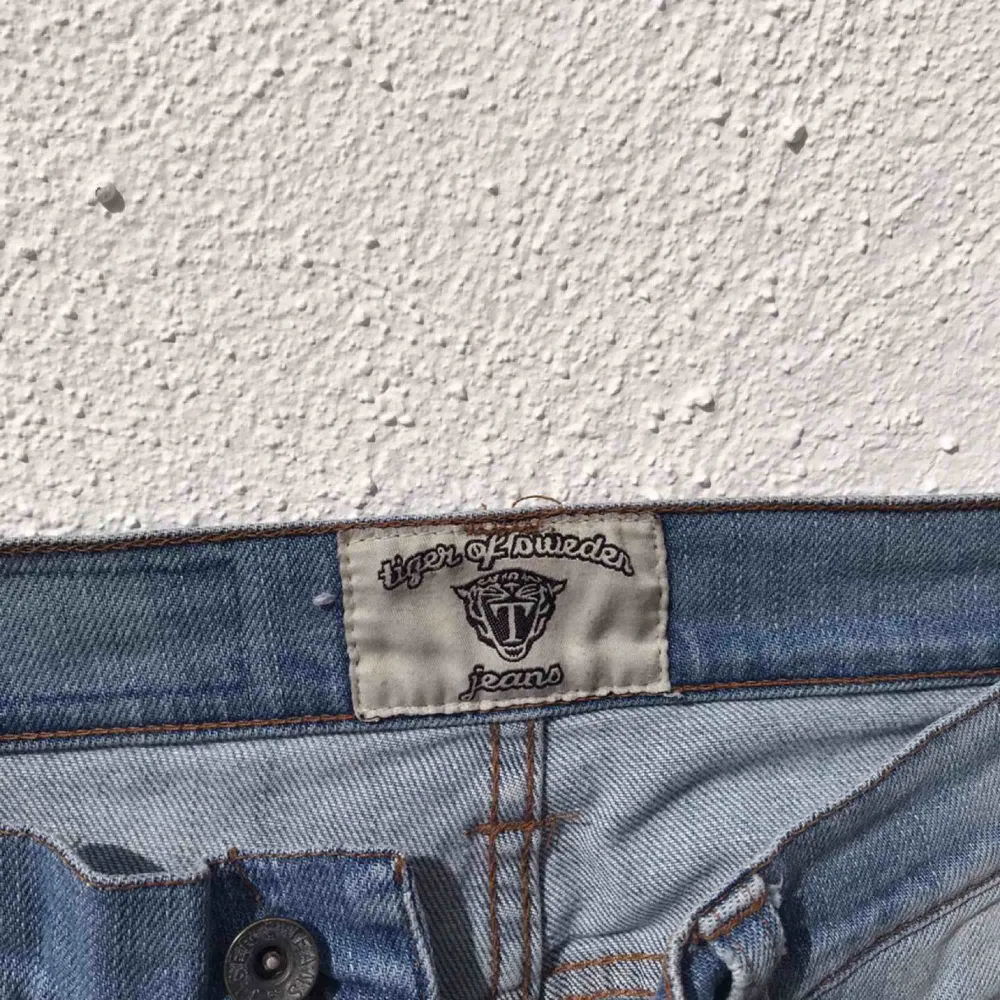 Snygga skinny jeans i en härlig ljusblå tvätt från Tiger of sweden. Modell: drop-out Använda fåtal gånger, bra skick.. Jeans & Byxor.