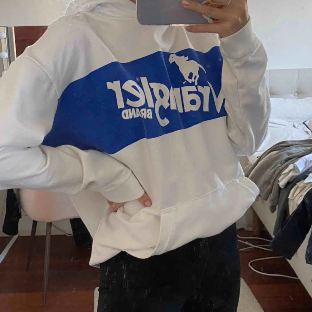 En snygg hoodie som passar S med. Lite större än vanliga hoodies.🤍💙🤍💙. Hoodies.