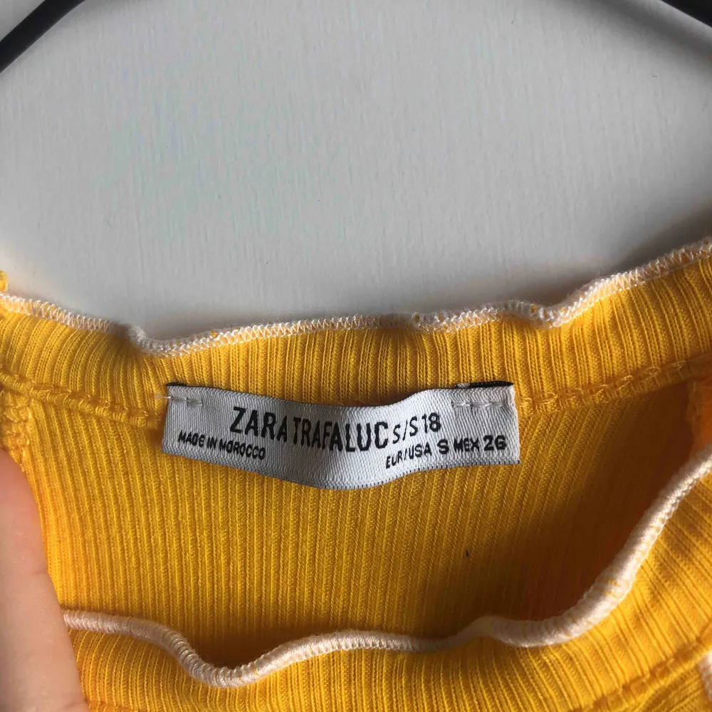 Aldrig använt linne från Zara! Supergulligt till vår/sommar 💛🤠 . Toppar.