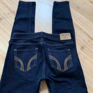  - Jeans från hollister, w 24 låg midja. I väldigt bra skick! 🥰