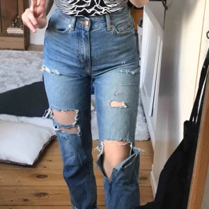  - Ganska trasiga jeans men skitmjuka och sköna, perfekta t sommarn😎😎 Frakt tillkommer, betalning sker via swish💕 bara att skicka ett meddelande vid frågor/om du vill ha fler bilder mm🥳 går alltid att pruta 