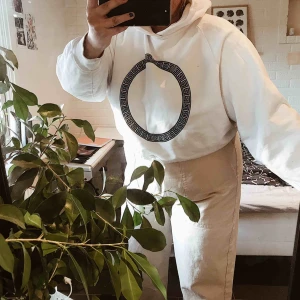  - Vit croppad hoodie från weekday. Snöre längst ner så man kan knyta åt hur mycket man vill. Du står för frakten🌸🌸