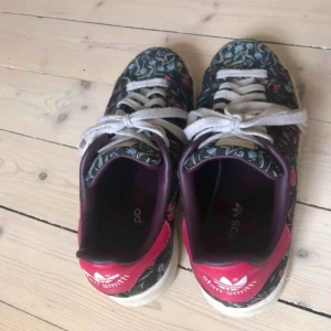  - Stan Smith skor i speciell design. Skorna är i bra skick. 
