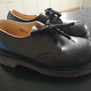 Dr martens!  - Oanvända, inte min stil stått i garderoben ex antal år nu, säljs billigt! 