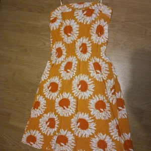 Klänning  - Klänning i fint mönster. Frakt tillkommer 