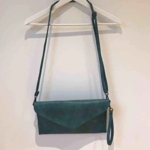 Väska - En jättefin, oanvänd blå axelremsväska. Köparen står för fraktkostnad.