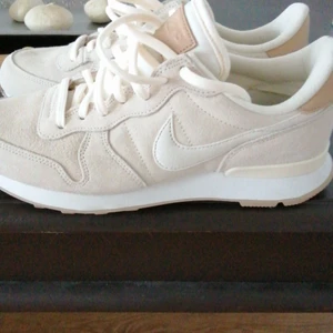Nikeskor  -  Nike Sportswear INTERNATIONALIST PRM - Sneakers i strl 38,5.  Oanvända. Nypris: 999:-  Mitt pris 400::-   Finns att hämta i Skärblacka lr skickas mot fraktkostnad.
