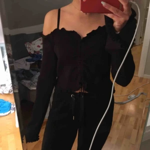  - Offshoulder tröja från nakd jättefin🖤