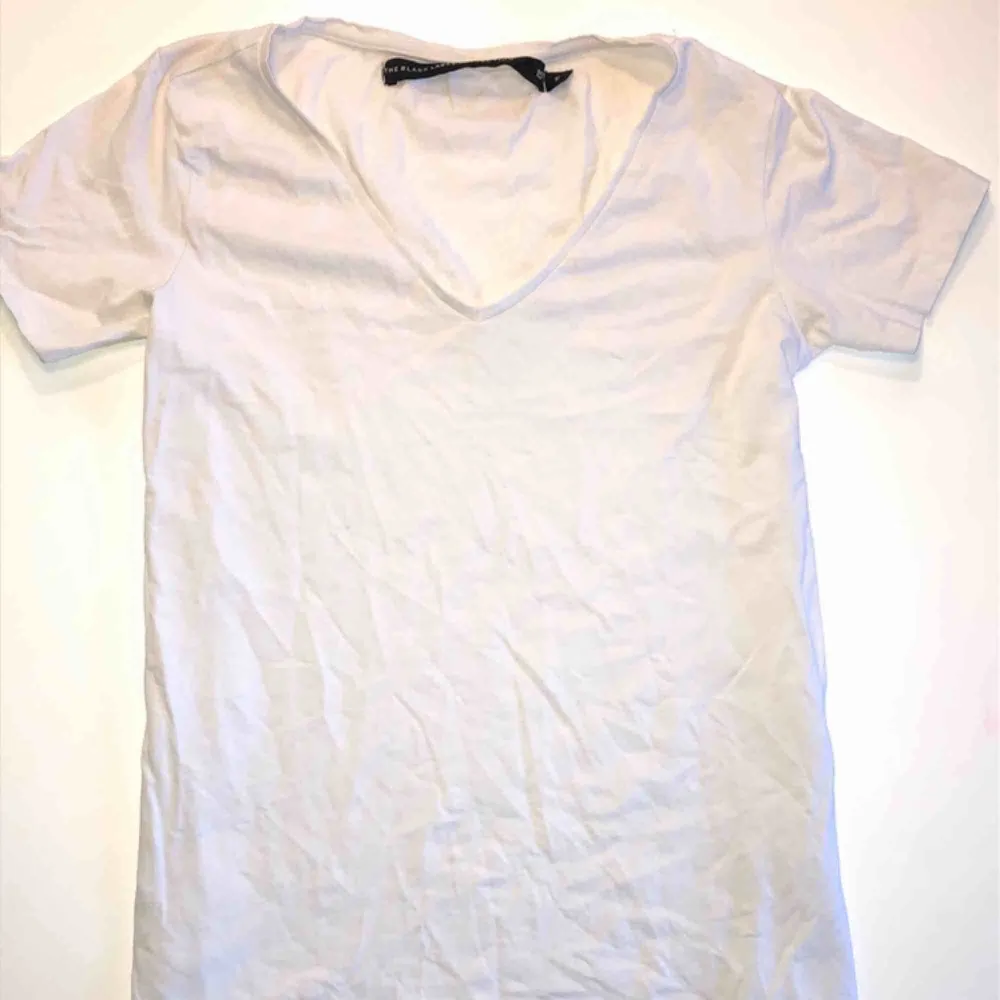 Vit t-shirt med v-ringning i fint skick från Lager 157 Köparen står för frakt 💕. T-shirts.