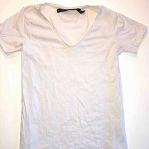 Vit t-shirt med v-ringning i fint skick från Lager 157 Köparen står för frakt 💕