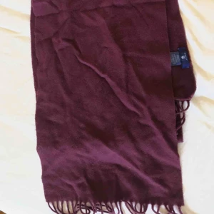  - Fin plommonlila halsduk från gant. Nyskick, inga märken, repor eller något sönder. SAMFRAKTAR gärna och har mycket annonser uppe mellan 10-100kr. Eventuell frakt tillkommer💗⚡️