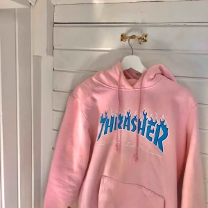  - Riktigt cool Thrasher Hoodie köpt förra året säljer då det inte riktigt är min stil .  Står L men passar även S-M då dem är lite mindre i storleken. Väldigt fin och perfekt nu till våren! 🌸💗💘