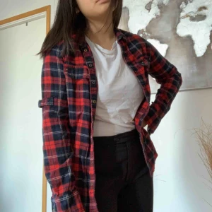  - Trendig rutig skjorta från New Yorker i strl XS. Säljer pga för liten! Eventuell frakt tillkommer💕
