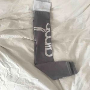  - Säljer dom här för kommer inte till användning.  Dom är äkta och super sköna och frakten blir nog inte så hög!