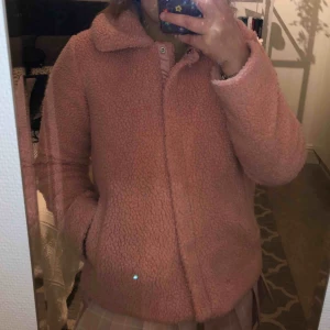Rosa Teddyjacka - Söt ljusrosa teddyjacka från Lindex barn i strl 152. Passar mig som har xs/s (perfekt för mig som är 160cm) Funkar som vinter/vårjacka. Frakt tillkommer!💞
